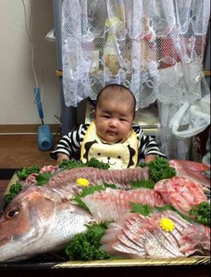 「生後１００日の赤ちゃんです」　お祝い写真に「絶対に釣った側の人じゃん」