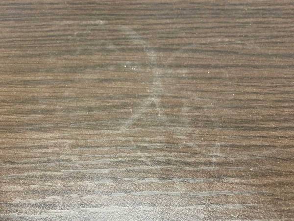 テーブルの厄介な『輪ジミ』はどう消す？　掃除のプロが解説