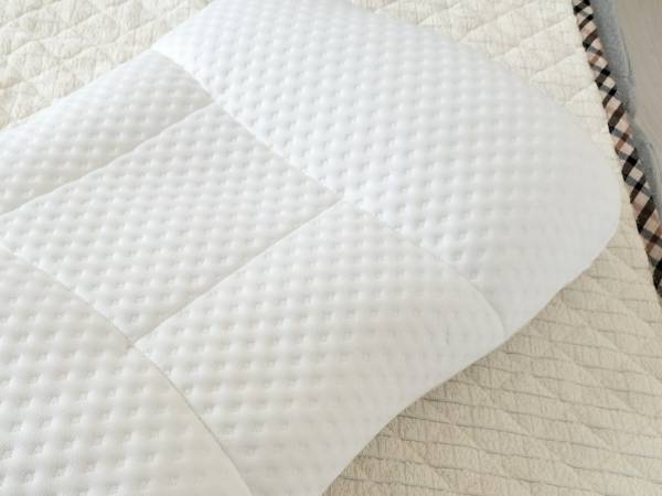 枕の汚れを徹底洗浄！　家庭でできる簡単な方法に「これは試したい」