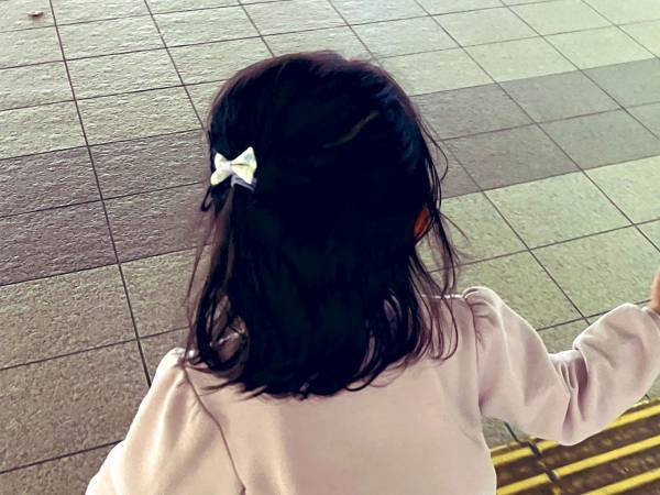 電車内で泣く赤ちゃん　それを見た４歳娘のひと言に「人生何周目？」「恐ろしい子…！」