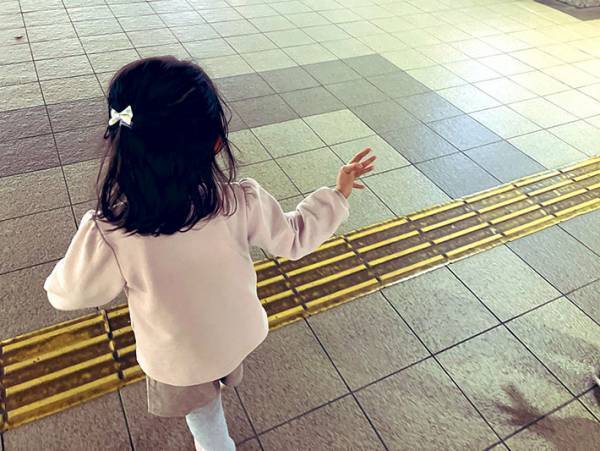 電車内で泣く赤ちゃん　それを見た４歳娘のひと言に「人生何周目？」「恐ろしい子…！」