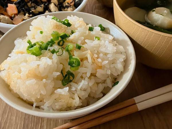 缶詰を使った超カンタン『絶品炊き込みごはん』　炊飯器にコレを入れると…