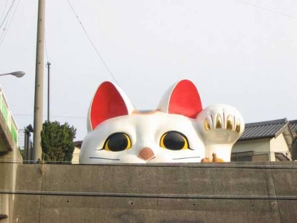 常滑市役所「さみしかったので…」　住宅街に設置されたものが、二度見不可避