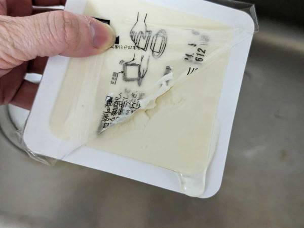 豆腐パックの水、切らずに使ってもいい？　メーカーの回答に「知らなかった！」