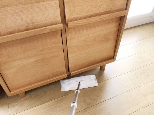 フローリング掃除の注意点　知らずにやるとトラブルの元に？　アイリスオーヤマが教えるコツとは
