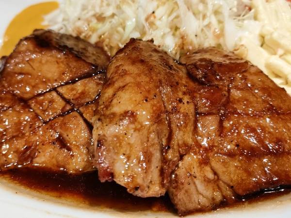 安いステーキ肉をジューシーに仕上げるには？　アレを使った方法に「家にあった！」「すご」