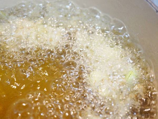 使った後の揚げ油が一瞬できれいに！　その方法に「さっそくやってみる！」の声