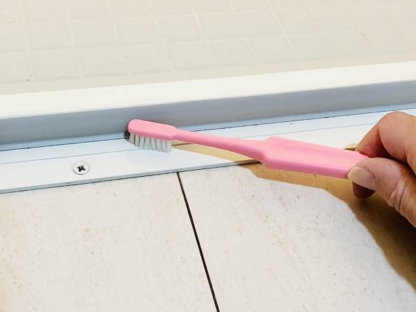 歯ブラシと両面テープで汚れがごっそり　◯◯掃除の裏技に「そこ諦めてた」「めっちゃいい」