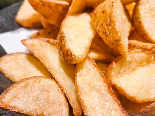 フライドポテトにアレを振りかけると…？　驚きの味変に「うんま」「興味津々」