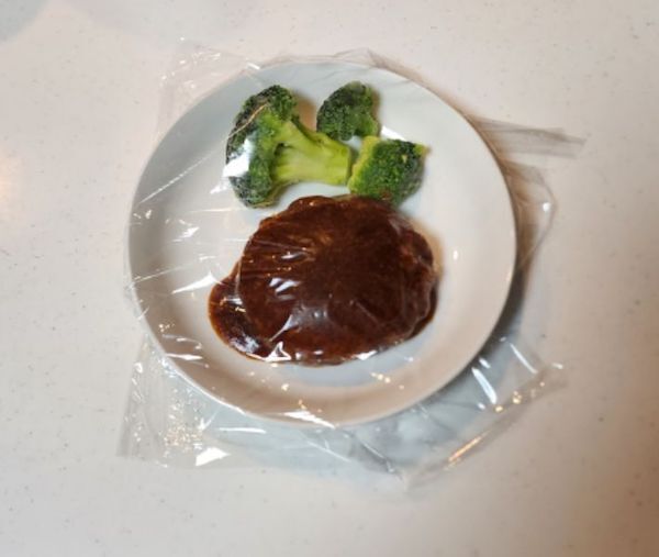 アチッとならない！　電子レンジで加熱する時のラップのかけ方