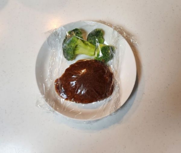 アチッとならない！　電子レンジで加熱する時のラップのかけ方