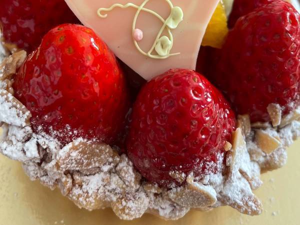 妻が用意した『結婚記念ケーキ』　プレートを見ると…「合ってるけど違う！」