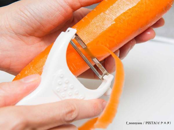 ピーラーの使い方、間違ってた？　爆速で剥けるやり方に「目からウロコ」「やってみる」