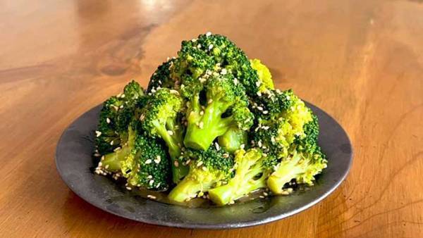 ブロッコリーの簡単料理　切らずにレンチンした後？　「この発想はなかった」