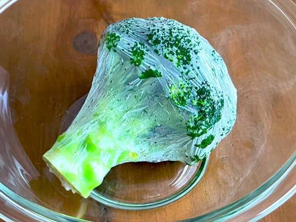 ブロッコリーの簡単料理　切らずにレンチンした後？　「この発想はなかった」