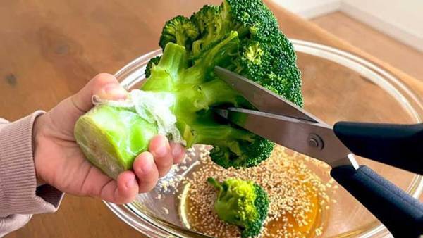 ブロッコリーの簡単料理　切らずにレンチンした後？　「この発想はなかった」