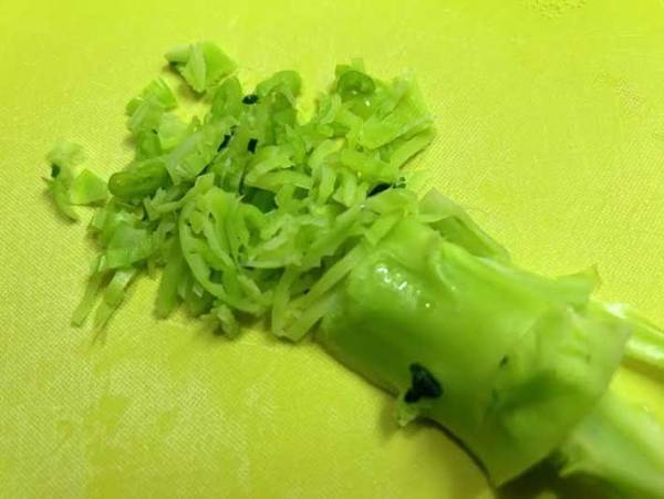 捨てがちなブロッコリーの茎　アレに浸けたら…「おしんこ感覚！」