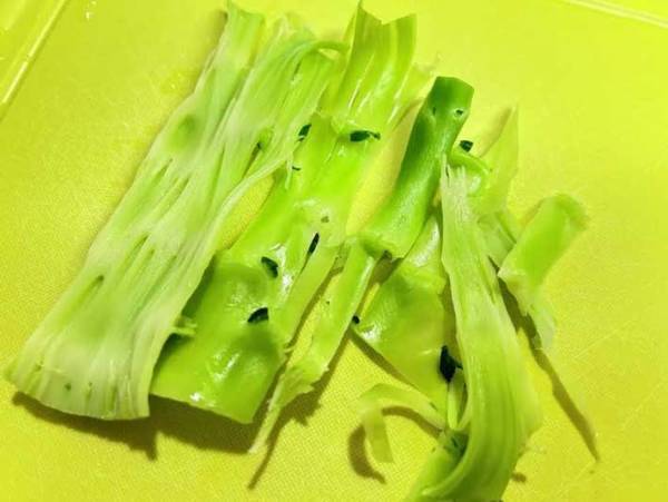 捨てがちなブロッコリーの茎　アレに浸けたら…「おしんこ感覚！」