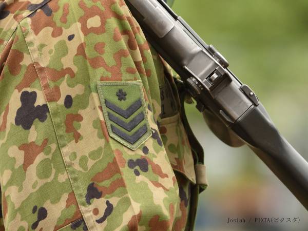 自衛隊の『アイロンがけ動画』にネットがざわつく　迷彩服に付いたマークが？