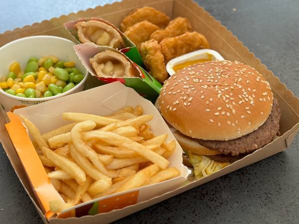 「マックで買ってきました！」　写ったものに「だまされた！」「ガチじゃん」