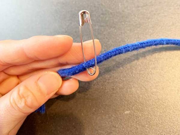 安全ピン、引き出しに眠ってない？　便利な使い道に「これでストレス知らず」