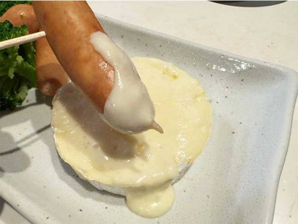 カマンベールチーズの超贅沢な食べ方に「これなら気軽に楽しめる！」