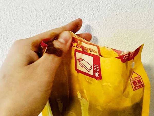 手が汚れがちなレトルトパウチの開封　アイリスオーヤマの裏技に「完璧だ」