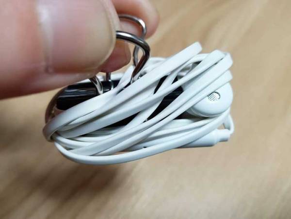 ダブルクリップの『留める以外』の使い道に「もうゴチャつかない！」