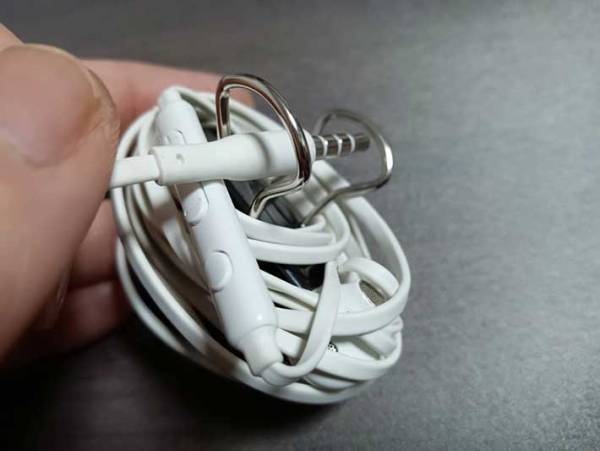 ダブルクリップの『留める以外』の使い道に「もうゴチャつかない！」