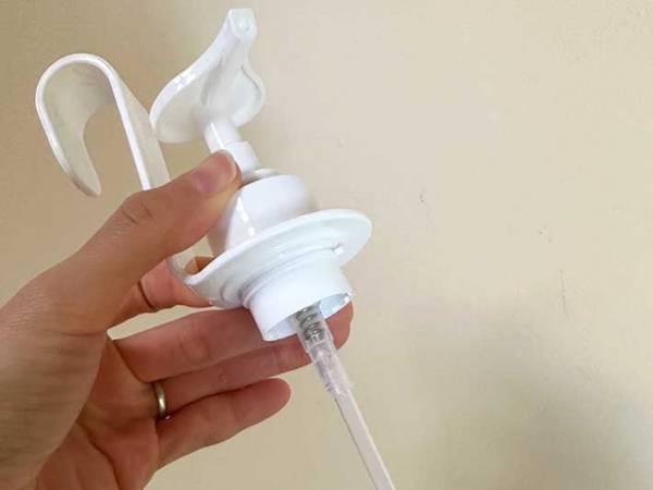 シャンプーの詰め替え、面倒じゃない？　１００均グッズで「底もヌメらない」