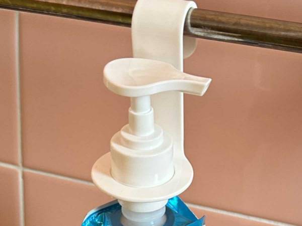 シャンプーの詰め替え、面倒じゃない？　１００均グッズで「底もヌメらない」