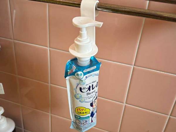 シャンプーの詰め替え、面倒じゃない？　１００均グッズで「底もヌメらない」