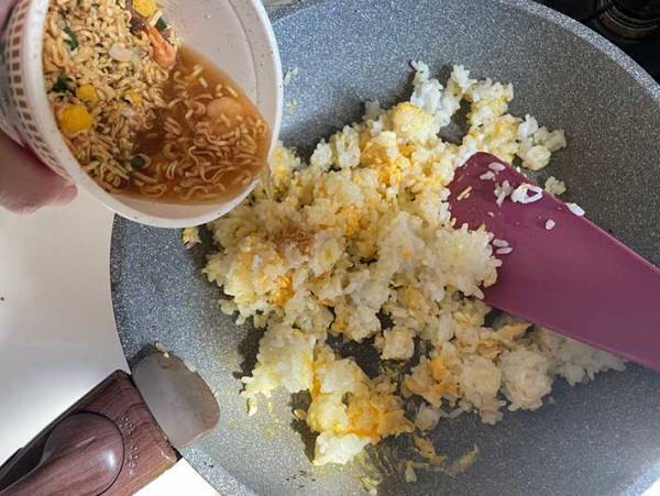 湯を注がない『カップヌードル』の食べ方に「ちょっと感動」「５分で完成」