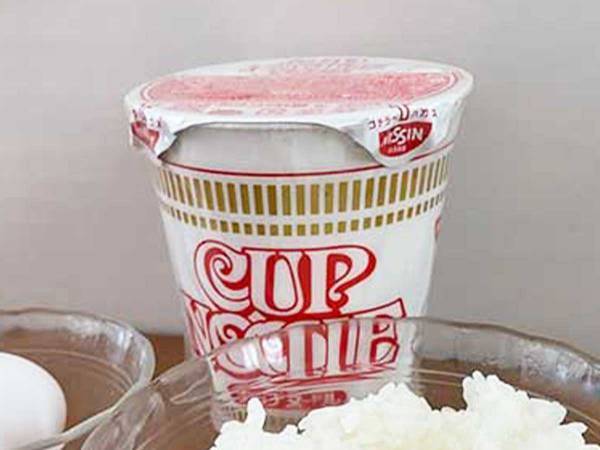 湯を注がない『カップヌードル』の食べ方に「ちょっと感動」「５分で完成」