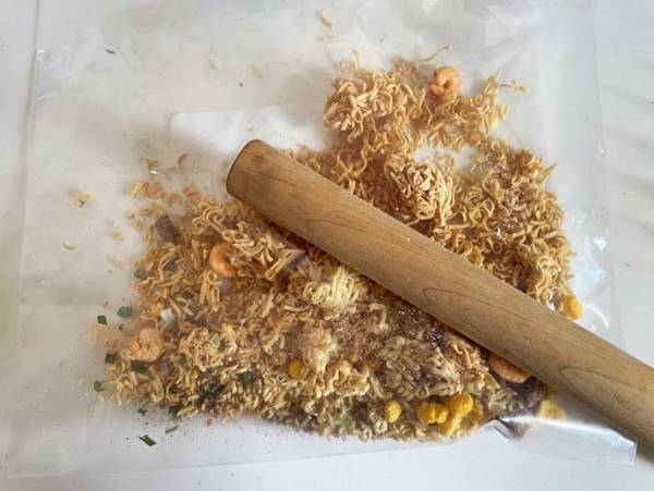 湯を注がない『カップヌードル』の食べ方に「ちょっと感動」「５分で完成」