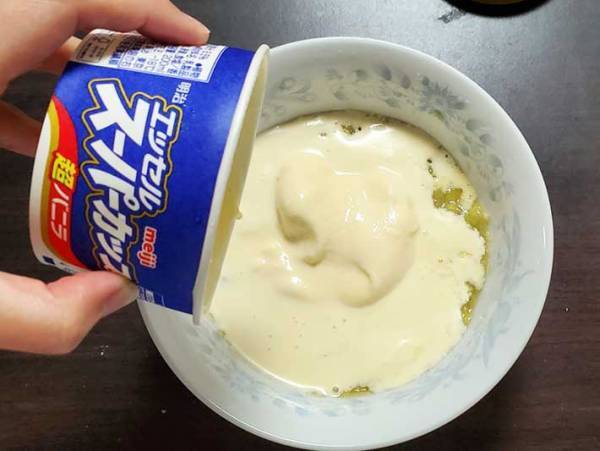 スーパーカップを溶かして…？　完成したものに「超簡単！」「計量もなし」