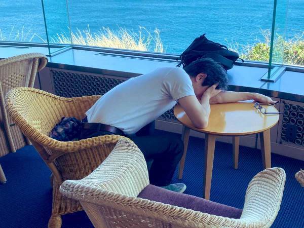 海の見えるホテルに泊まった夫婦　夫が頭を抱えた理由に「分かる」「写真から悲壮感が…」