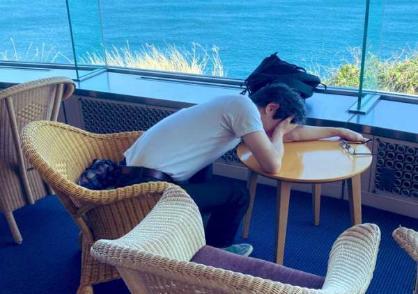 海の見えるホテルに泊まった夫婦　夫が頭を抱えた理由に「分かる」「写真から悲壮感が…」