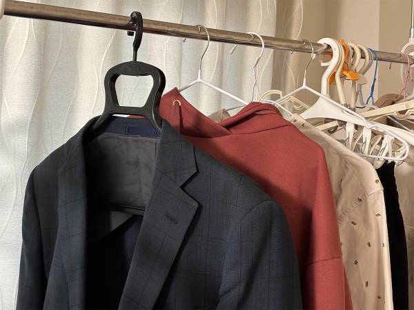 スーツをビシッと着たい人必見！　店舗が教えるお手入れ方法が…？