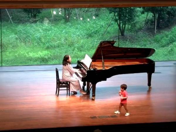 ピアノの発表会に乱入者が！しかし、みんなが笑顔になった理由とは