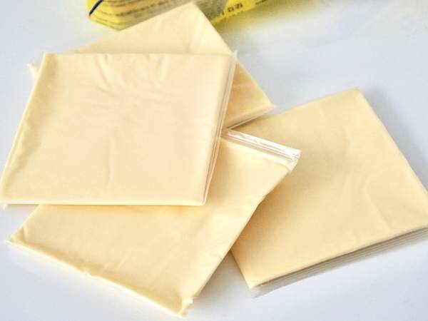 粉チーズがなくてもスライスチーズがあれば大丈夫！　画期的な代用テクに「その手があったか」