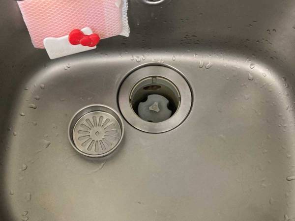 手が届かないキッチンの排水管掃除　『お湯』を使うと？