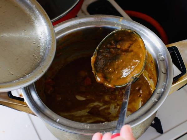 カレー鍋の汚れはこう落とす！　アレを使った方法に「お見事」