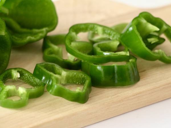 切れ味の悪い包丁で『あの野菜』を切ると？　意外なデメリットに「だから苦味が…」