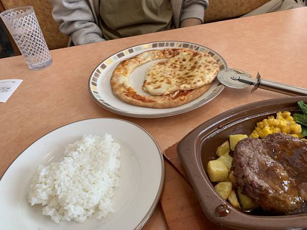 友人がサイゼでピザを『２等分』　まさかの行動に「爆笑するわ」「その発想はなかった」