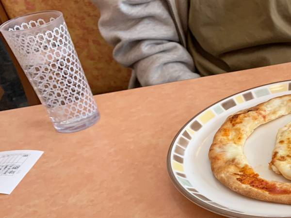 友人がサイゼでピザを『２等分』　まさかの行動に「爆笑するわ」「その発想はなかった」