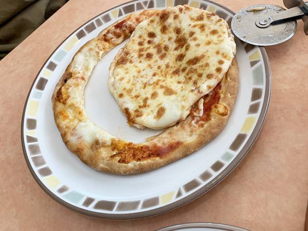 友人がサイゼでピザを『２等分』　まさかの行動に「爆笑するわ」「その発想はなかった」