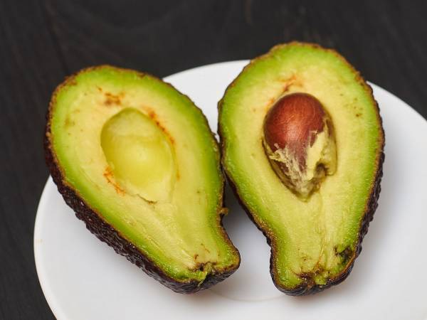アボカドの変色を防ぐには？　皮ごと○○するだけ！
