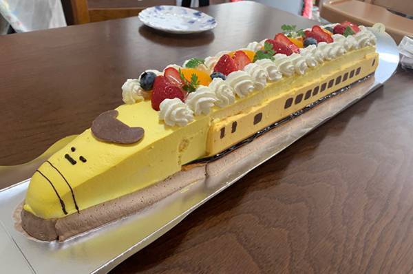 全長４７㎝の誕生日ケーキに「初めて見た」　母親が息子に用意したのは？