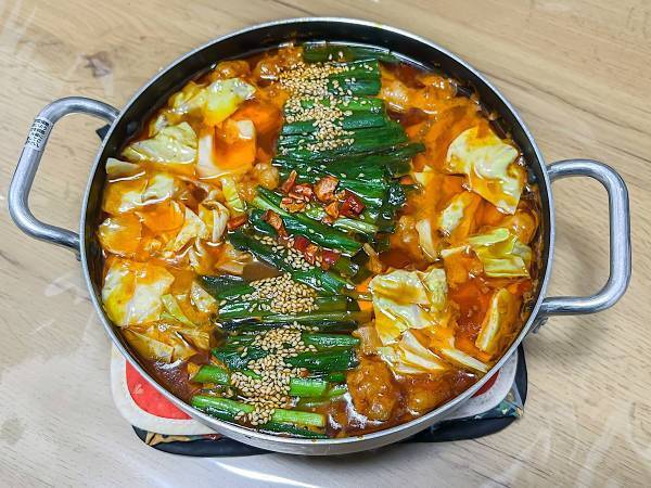 鍋のシメはラーメン！　サッポロ一番を使った『もつ鍋風豚バラなべ』の作り方